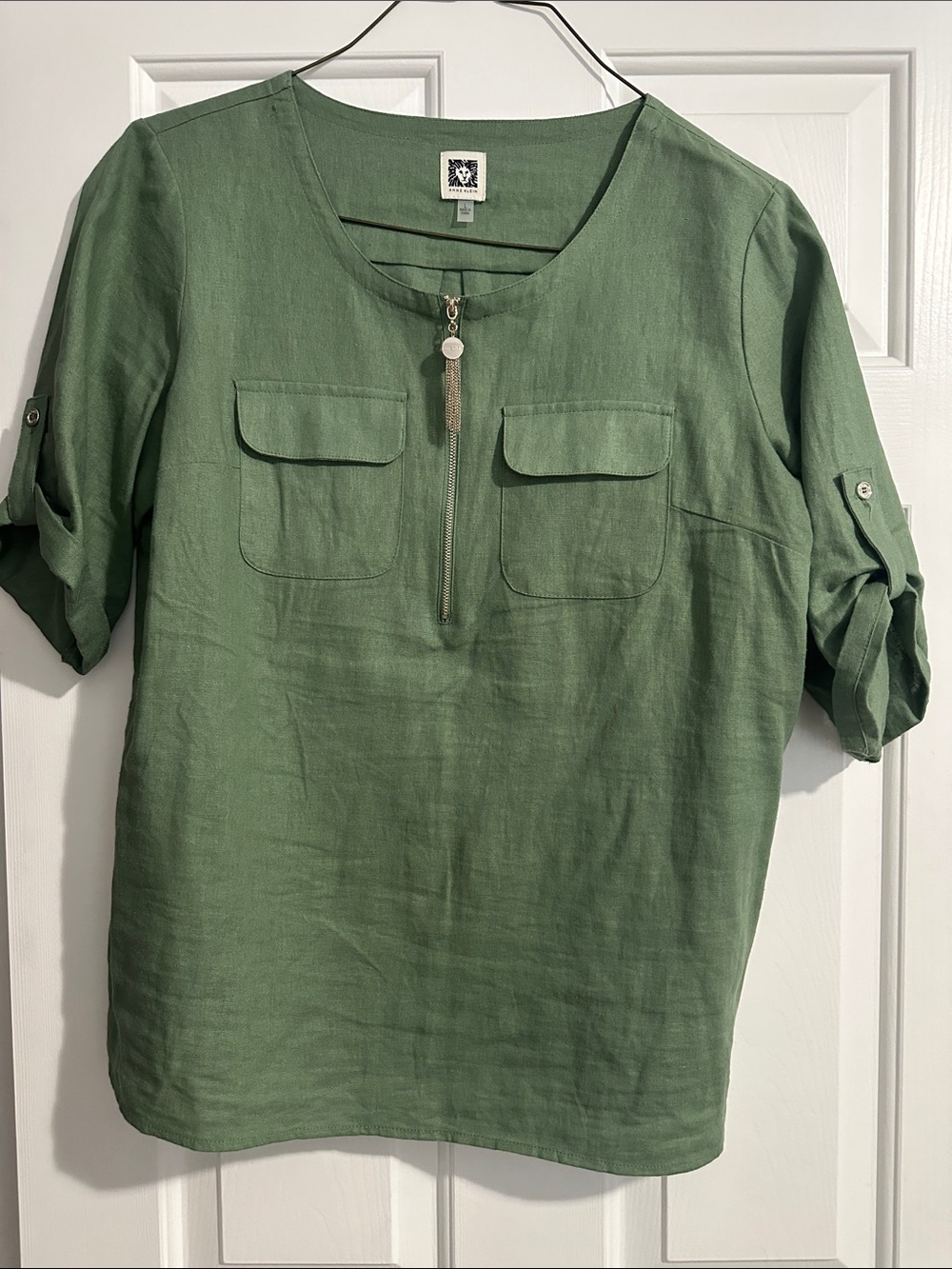 NWOT. Anne Klein Olive Green Short Sleeve Zip-Pocket Linen Top.   Size L.